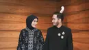 Sementara Jeje Govinda tampil gagah dengan beskap hitamnya yang dipadukan songket yang sama seperti sang istri. [@syahnazs].