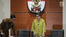 Wakil Ketua KPK Basaria Panjaitan (kanan) bersiap memberi keterangan terkait OTT Kendari di Gedung KPK, Jakarta, Kamis (1/3). Dua tersangka dalam OTT Kendari ialah Wali Kota Kendari Adriatma Dwi Putra dan cagub Sultra Asrun. (Liputan6.com/Herman Zakharia)