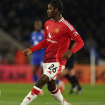 Bek Manchester United asal Inggris #26, Ayden Heaven, mengoper bola selama pertandingan Liga Primer Inggris antara Leicester City dan Manchester United di Stadion King Power di Leicester, Inggris bagian tengah, Senin dini hari WIB (17-3-2025). (Adrian Dennis/AFP)