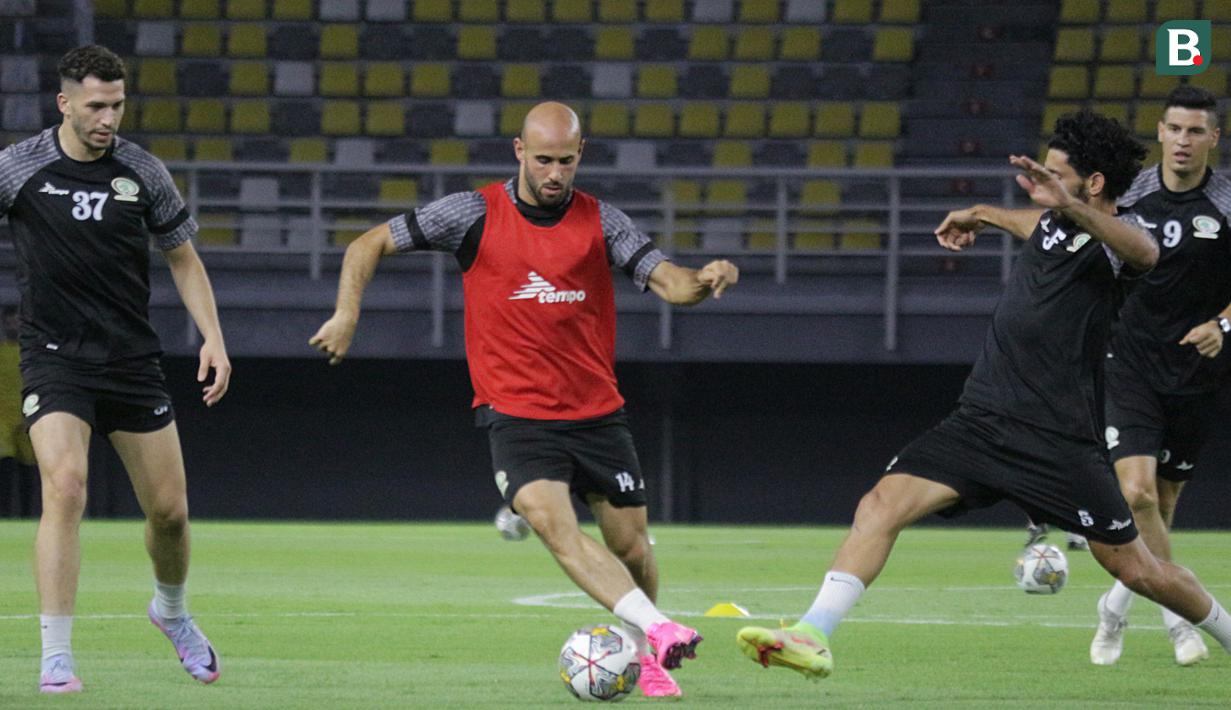 <p>Pemain Timnas Palestina, Mohammed Rashid (tengah), menjalani sesi latihan bersama rekan senegaranya di Stadion Gelora Bung Tomo, Surabaya, Selasa (13/6/2023) malam jelang pertandingan FIFA Matchday melawan Timnas Indonesia. (Bola.com/Aditya Wany)</p>