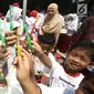 Sejumlah anak menunjukkan sikat giginya saat memperingati Kesehatan Gigi dan Mulut Sedunia 2018 di SDN Tebet Timur 01 Pagi, Jakarta, Selasa (20/3). (Liputan6.com/Pool/Doni)