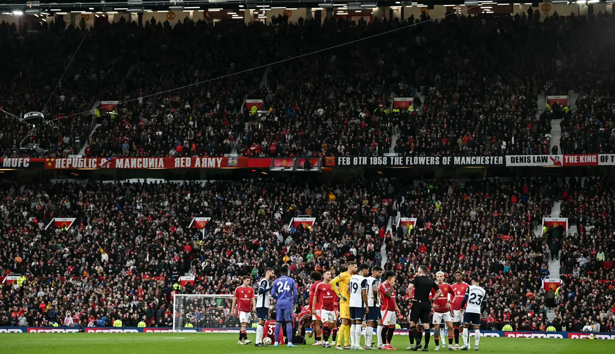 Manchester United harus menelan pil pahit tumbang tiga gol tanpa balas di depan pendukungnya sendiri. (AFP/Paul Ellis)
