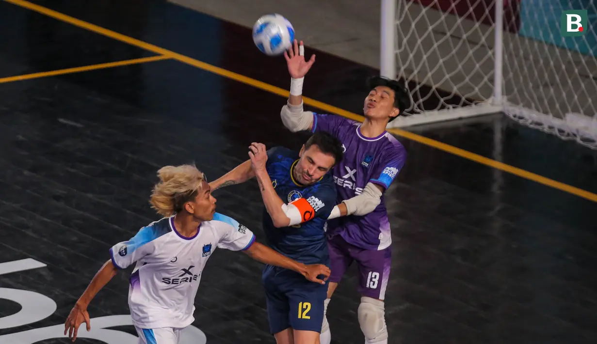 Pemain Fury Squad, Falcao (tengah) berduel udara dengan pemain dan kiper Lynx Hunters, King Polo dan Saka dalam laga perebutan peringkat ketiga Futsal X Series 2 yang berlangsung di GOR UNJ, Rawamangun, Jakarta, Minggu (18/01/2026). (Bola.com/Bagaskara Lazuardi)