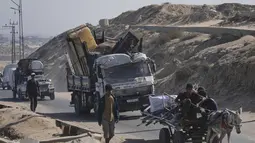 Militer Israel telah mengeluarkan perintah evakuasi bagi warga sipil yang ada di bagian utara Gaza agar segera berpindah ke selatan menuju al-Mawasi. (AP Photo/Jehad Alshrafi)