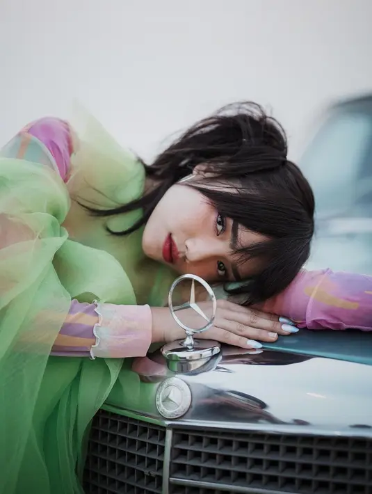 Gaya makeup berbeda dan totalitas Fuji menjelma jadi Harley Quinn. Gaya rambut messy, makeup bold yang mempertajam area mata, serta pulasan lipstik merah merona membuat penampilan Fuji berbeda dan memesona. [Foto: Instagram/fuji_an]