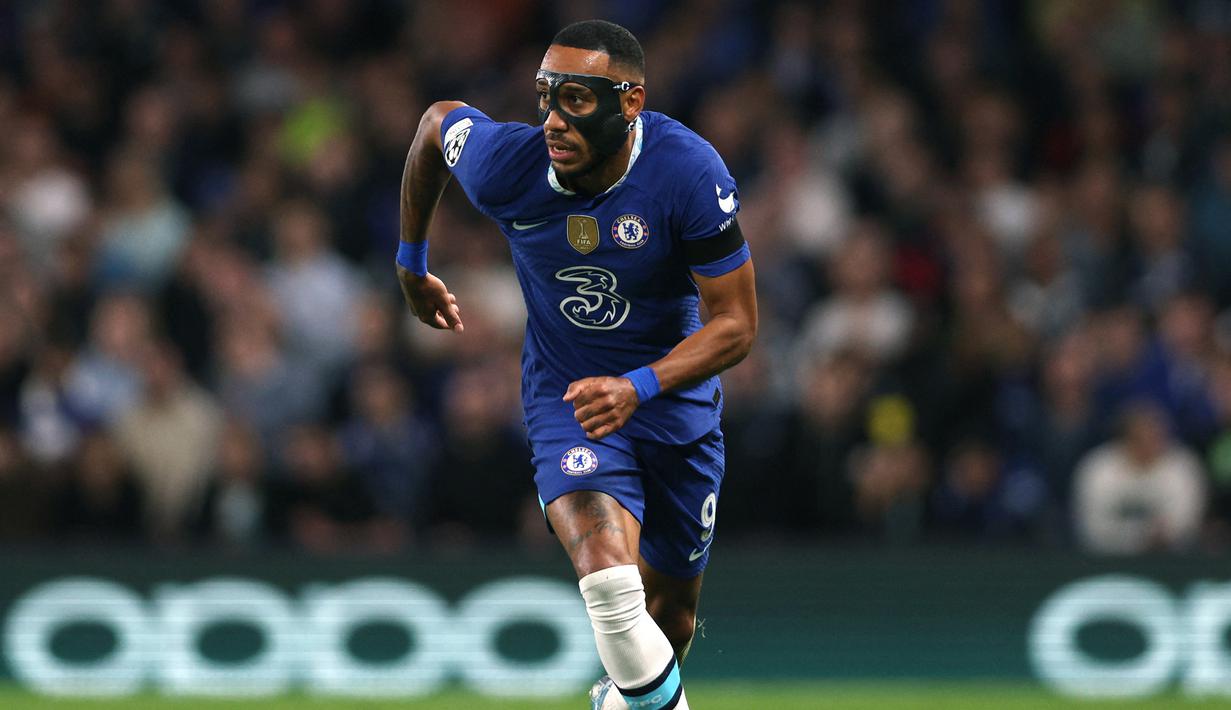 Pierre-Emerick Aubameyang. Striker Gabon berusia 33 tahun yang baru saja bergabung dengan Chelsea di awal musim 2022/2023 ini langsung mengenakan topeng di laga pertamanya bersama Chelsea di matchday pertama fase grup Liga Champions menghadapi Dinamo Zagreb. Bukan lantaran cedera saat bertanding yang membuatnya harus mengenakan topeng, namun ia mengalami cedera patah di bagian rahang akibat peristiwa perampokan yang dialaminya bersama keluarga di Spanyol saat dirinya telah dipastikan akan hijrah ke Chelsea. (AFP/Adrian Dennis)