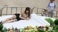 Unik, Pameran Buah Melibatkan Wanita Setengah Bugil