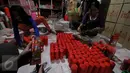Pekerja melakukan pengepakan lilin untuk perayaan Imlek di Kampung Melayu, Teluk Naga, Tangerang, Sabtu (23/1/2016). Pengrajin lilin mengaku kebanjiran order jelang perayaan Imlek . (Liputan6.com/Johan Tallo)