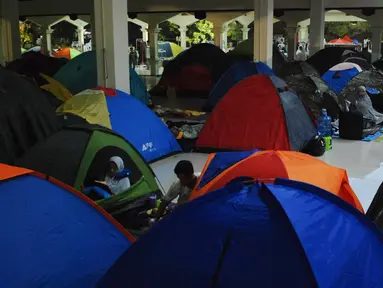 Warga menggelar tenda untuk melakukan iktikaf di sebuah masjid di Bandung (6/6). Umat muslim melakukan iktikaf atau berdiam dan beribadah di dalam masjid saat sepuluh hari terakhir dari bulan suci Ramadan.  (AFP/Timur Matahari)