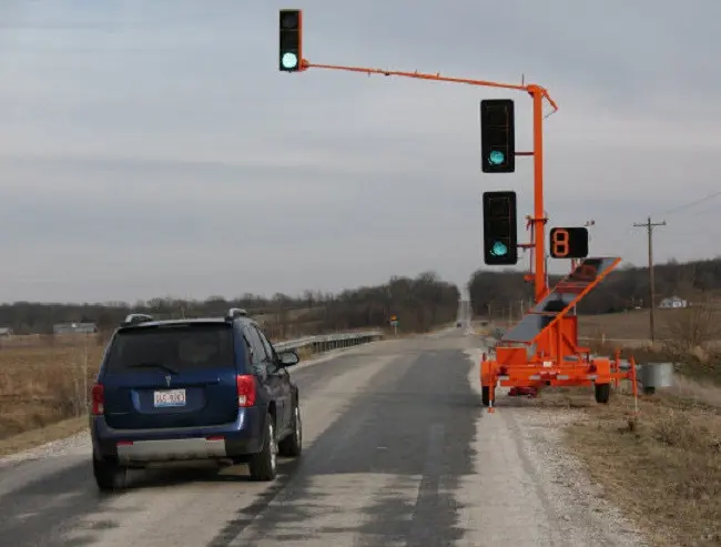 Ilustrasi Lampu Lalu Lintas Portable. (sumber foto: portabletrafficsignalstss.com)