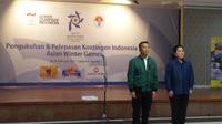 Menteri Pemuda dan Olahraga Indonesia, Imam Nahrawi, dan Ketua Komite Olimpiade Indonesia (KOI), Erick Thohir, mengukuhkan dan melepas kontingen Indonesia di Asian Winter Games 2017. (Bola.com/Zulfirdaus Harahap)