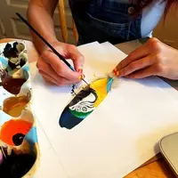 Seniman ini menjadikan bulu unggas sebagai kanvas. (Via: boredpanda.com)