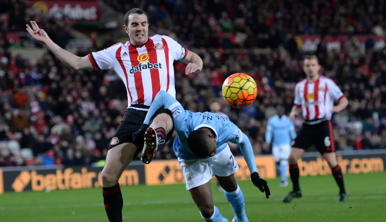 Bek Sunderland, John O'Shea (kiri), berebut bola dengan striker Manchester City, Kelechi Iheanacho, dalam lanjutan Liga Inggris di Stadium of Light, Sunderland, Rabu (3/2/2016) dini hari WIB. (AFP/Oli Scarff)