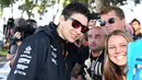 Seorang penggemar melakukan selfie dengan pembalap tim Force India, Esteban Ocon, menjelang sesi latihan bebas pertama di Grand Prix Australia, Melbourne, Jumat (24/3). (AFP Photo/WILLIAM WEST)