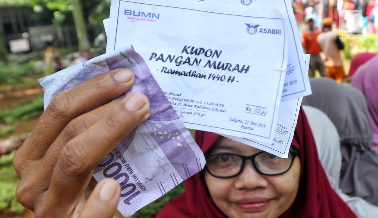 Warga menunjukkan kupon penukaran saat mengantre untuk membeli sembako murah di RPTRA Alur Dahlia, Tegal Alur, Jakarta Barat, Selasa (21/5/2019). PT Asabri (Persero) menjual sebanyak 3 ribu sembako seharga Rp 10 ribu kepada masyarakat sekitar. (Liputan6.com/Johan Tallo)
