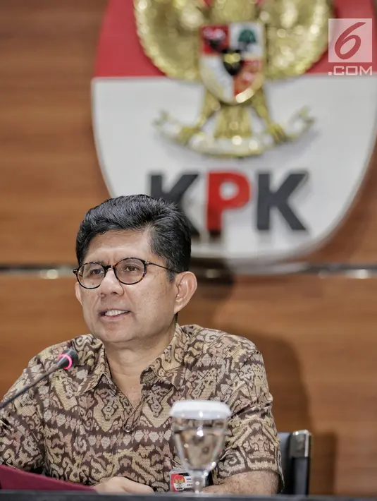 Wakil Ketua KPK Laode M Syarif memberikan keterangan terkait OTT Ketum PPP Romahurmuziy, di gedung KPK, Sabtu (16/3). KPK mengamankan uang total Rp 156 juta dalam operasi tangkap tangan (OTT) di Surabaya pada Jumat (15/3). (Liputan6.com/Faizal Fanani)