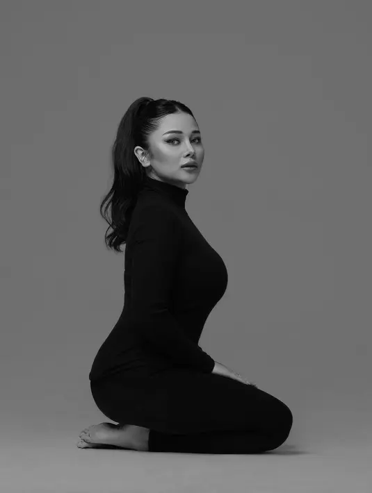 Meski gaya rambut ini terlihat klasik, Mutia Ayu tampak cantik saat menata rambutnya dengan ponytail tinggi. Dengan gaya rambut ini akan membuat tampilan terlihat lebih rapi dan sleek.