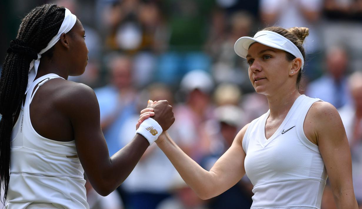 Petenis Romania, Simona Halep (kanan) berjabat tangan dengan petenis AS, Cori Gauff usai bertanding pada babak keempat Wimbledon 2019 di All England Lawn Tennis Club, Senin (8/7/2019). Petenis 15 tahun itu ditundukkan Halep, yang unggulan ke-7 turnamen, dengan skor 3-6, 3-6. (GLYN KIRK/AFP)