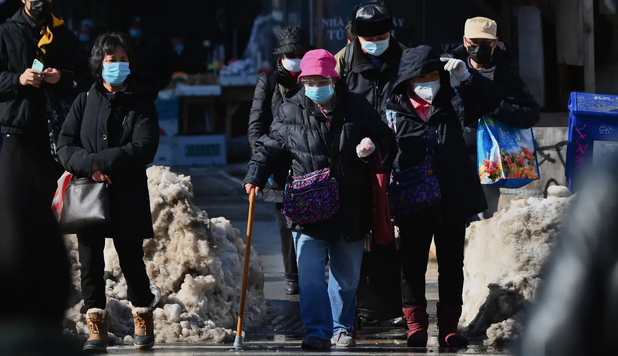 Orang-orang berjalan melewati kawasan Chinatown di New York City pada 5 Februari 2021. Tahun Baru Imlek akan jatuh Jumat depan, 12 Februari, dan itu harusnya menjadi waktu tersibuk tahun ini untuk Chinatown, tetapi tidak pada tahun 2021 saat pandemi COVID-19 mewabah. (Angela Weiss/AFP)