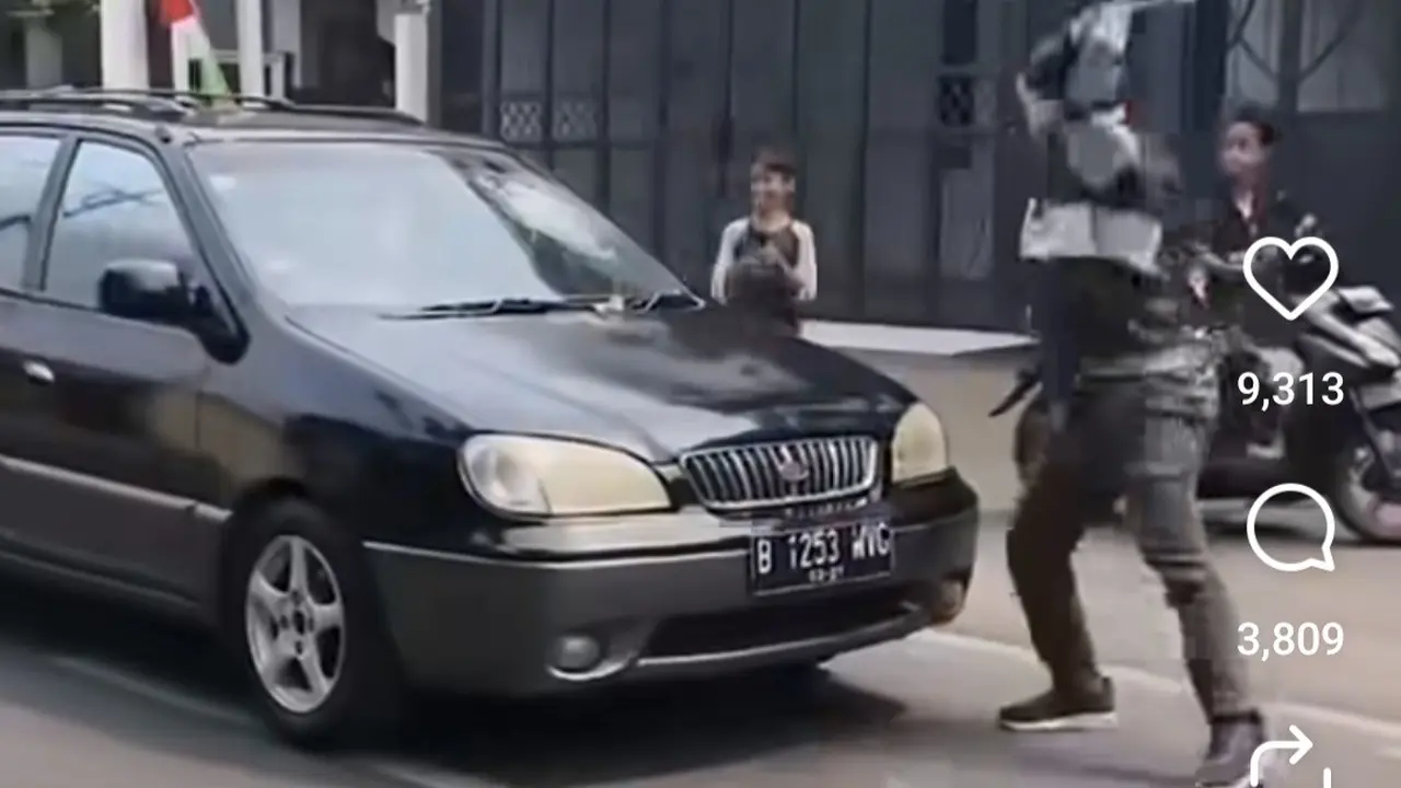 Viral Aksi Pecahkan Kaca Mobil di Jagakarsa.