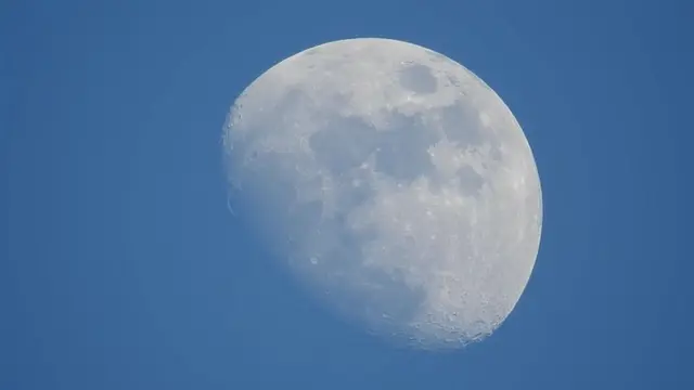 Menjajal Lensa Untuk Mengintip Bulan 