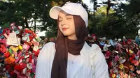 6 Potret Gaya Fashion Hijab Tugba Kiara, Aksesori Anting Bikin Look Stand Out