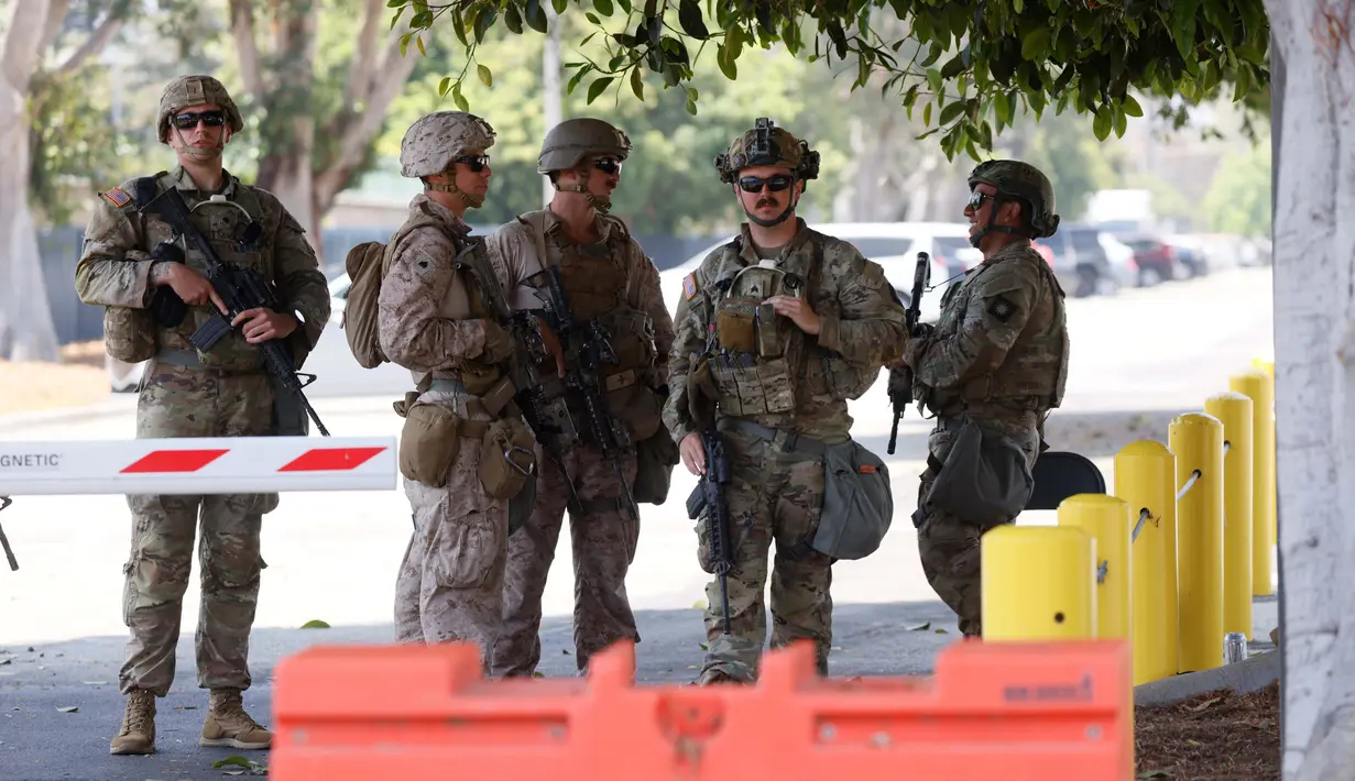 Ratusan personel Marinir Amerika Serikat (AS) diterjunkan ke Los Angeles. Penempatan ini merupakan bagian dari perintah langsung Presiden Amerika Serikat (AS) Donald Trump. (ETIENNE LAURENT/AFP)