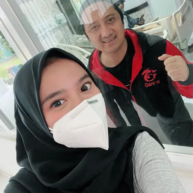 6 Momen Wirda Mansur Jenguk Ustaz Yusuf Mansur, Dibatasi Kaca Ketika Bertemu