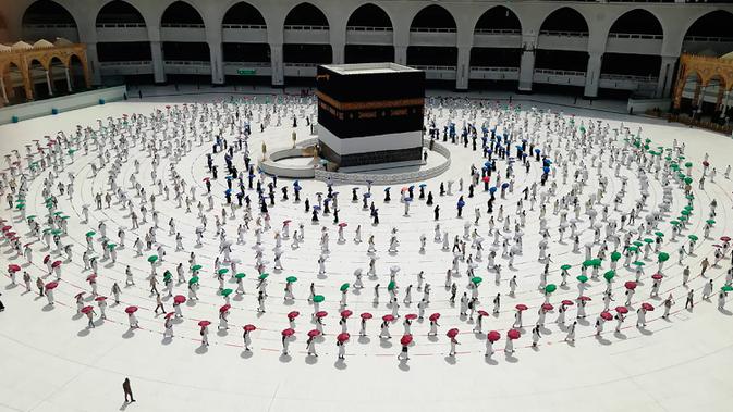 Sejumlah jemaah saling jaga jarak saat melakukan tawaf mengelilingi Ka'bah di dalam Masjidil Haram saat melakukan rangkaian ibadah haji di Kota Suci Mekkah, Arab Saudi, Rabu (29/7/2020).  Karena pandemi virus corona COVID-19, pemerintah Arab Saudi hanya membolehkan sekitar 10.000 orang. (AP Photo)