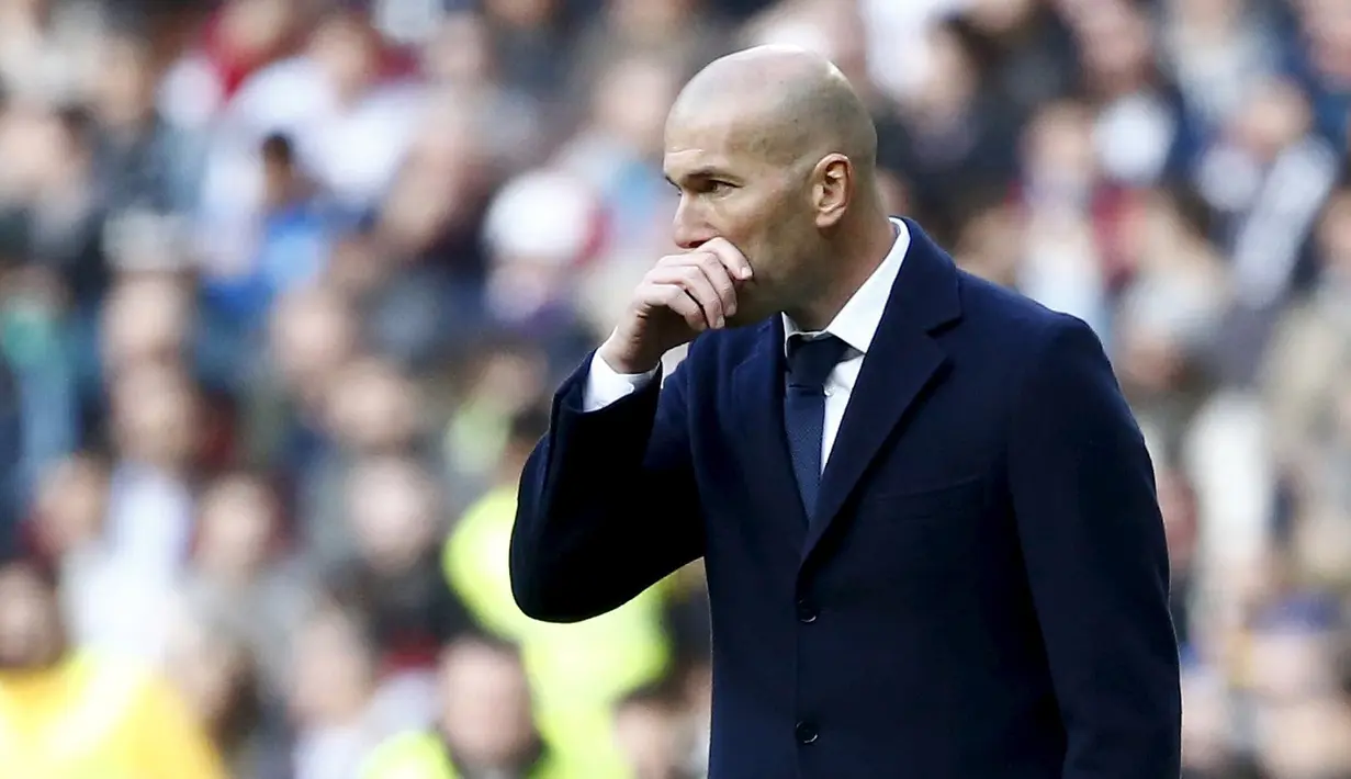 Pelatih Real Madrid, Zinedine Zidane terlihat serius menyaksikan anak asuhnya berlaga pada lanjutan La Liga Spanyol pekan ke-26 di Stadion Santiago Bernabeu, Sabtu (27/2/2016) Malam WIB.  (REUTERS/Juan Medina)