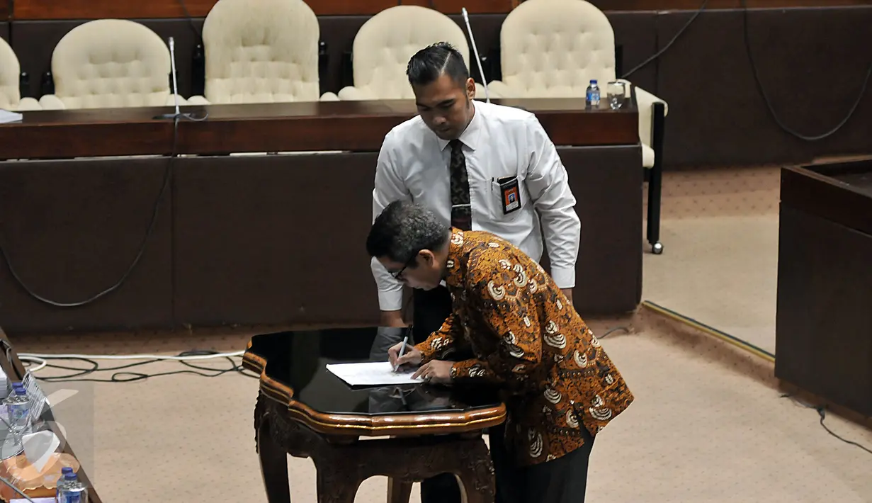Adhar Hakim menandatangani persetujuan saat mengikuti Fit & Proper Test dengan Komisi II DPR untuk menjadi pimpinan Ombudsman RI di Gedung DPR RI, Jakarta, Selasa (26/1/2016). Adhar merupakan kepala perwakilan Ombudsman di NTB. (Liputan6.com/Johan Tallo)
