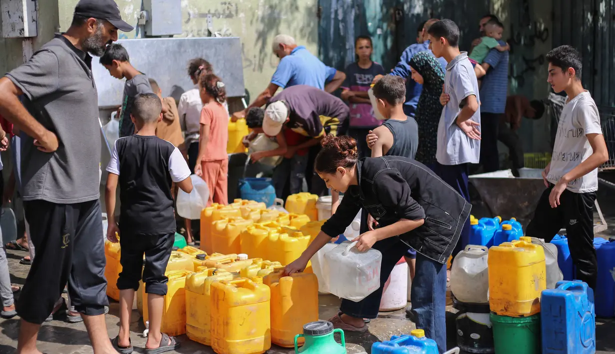 Akibatnya, warga Palestina yang menempati tenda-tenda pengungsian di Kota Gaza sangat bergantung pada pusat pengumpulan air untuk mengisi wadah mereka. (Eyad BABA/AFP)