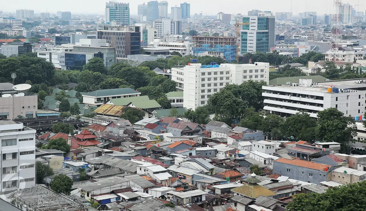 Gedung-gedung tinggi di Kawasan sekitar Abdul Muis, Jakarta,  (22/1). Pemerintah Provinsi (Pemprov) DKI Jakarta berencana sepanjang tahun 2016 ini akan melakukan pembelian lahan untuk dijadikan Ruang Terbuka Hijau (RTH). (Liputan6.com/Faizal Fanani)