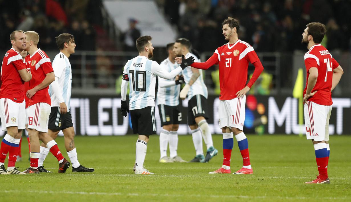 Bintang Argentina, Lionel Messi, bersalaman dengan gelandang Rusia, Alexander Erokhin, pada laga persahabatan jelang Piala Dunia 2018 di Stadion Luzhniki, Moskow, Sabtu (11/11/2017). Rusia kalah 0-1 dari Argentina. (AP/Pavel Golovkin)