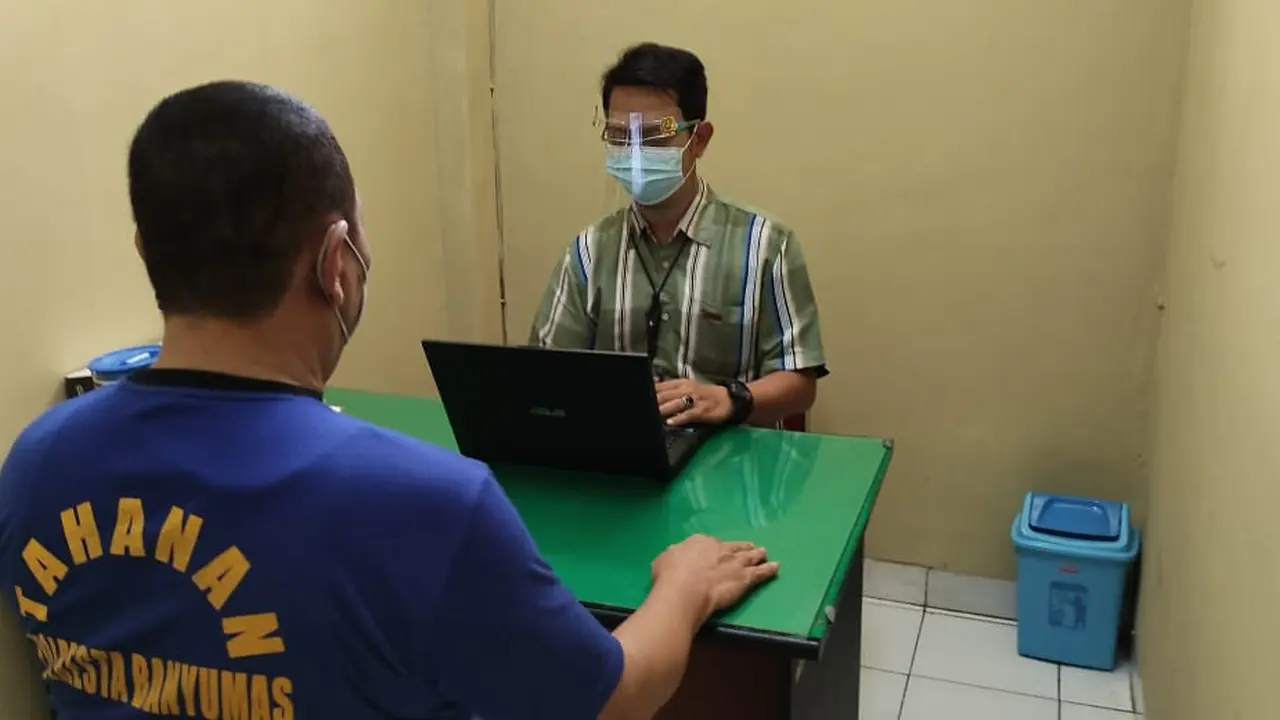 Satreskrim Polresta Banyumas resmi menahan Subroto alias SS (57), Ketua GNPK Jawa Tengah, atas dugaan pemerasan sejumlah kades di Banyumas. (Foto: Liputan6.com/Polresta Banyumas)