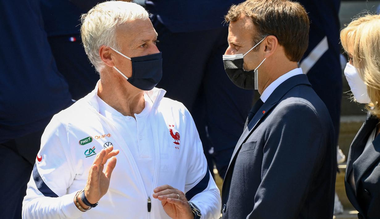 Dalam kunjungannya, presiden 43 tahun itu juga menyampaikan beberapa hal tentang dua pemain Prancis kepada pelatih, Didier Deschamps yaitu Kylian Mbappe dan Karim Benzema. (Foto: AFP/Pool/Franck Fife)
