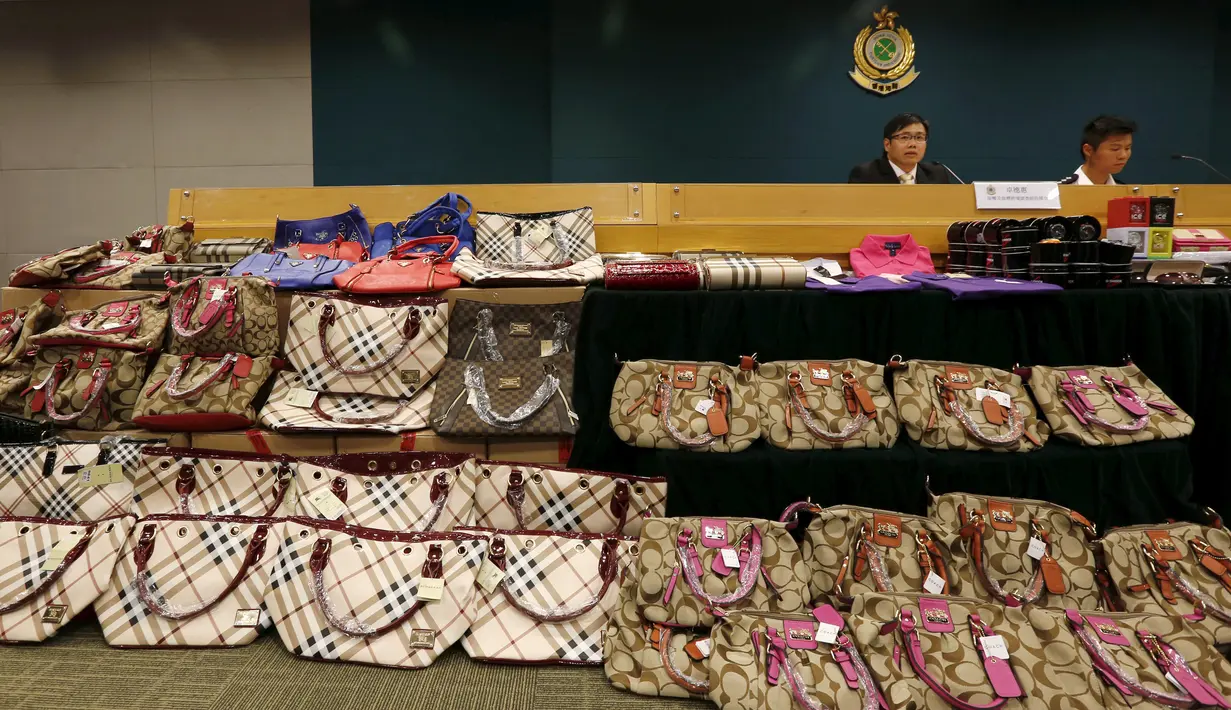 Sejumlah tas palsu yang diperlihatkan di Kantor Bea Cukai Hong Kong, Kamis (6/8). Lebih dari 30.000 barang disita dari satu warga Filipina dan dua warga Pakistan yang merupakan sindikat penjual barang yang diduga palsu. (REUTERS/Bobby Yip)