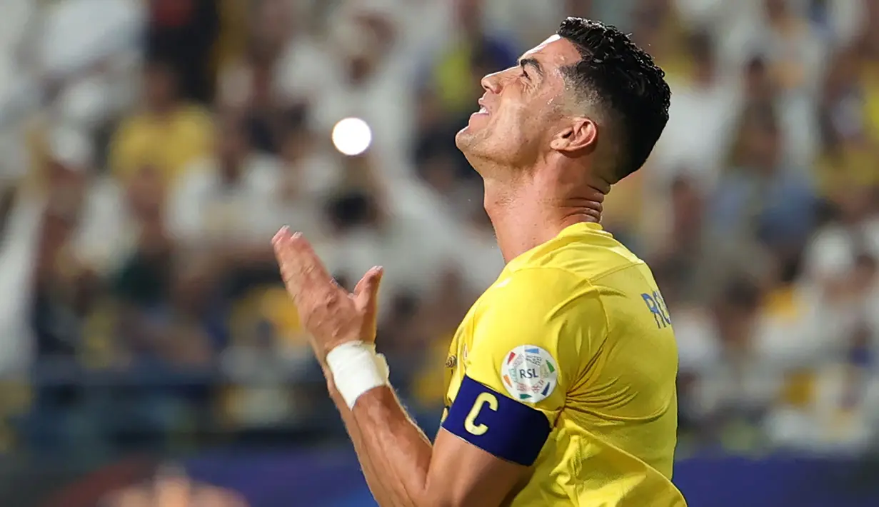 Gestur kecewa pemain Al-Nassr, Cristiano Ronaldo pada laga lanjutan Liga Arab Saudi melawan Abha yang berlangsung di King Saud University Stadium, Riyadh, Arab Saudi, Jumat (06/10/2023) malam WIB. Al-Nassr yang awalnya berhasil unggul 2-0 malah kebobolan dua gol dan membuat kedudukan akhir menjadi 2-2. (AFP/Fayez Nureldine)