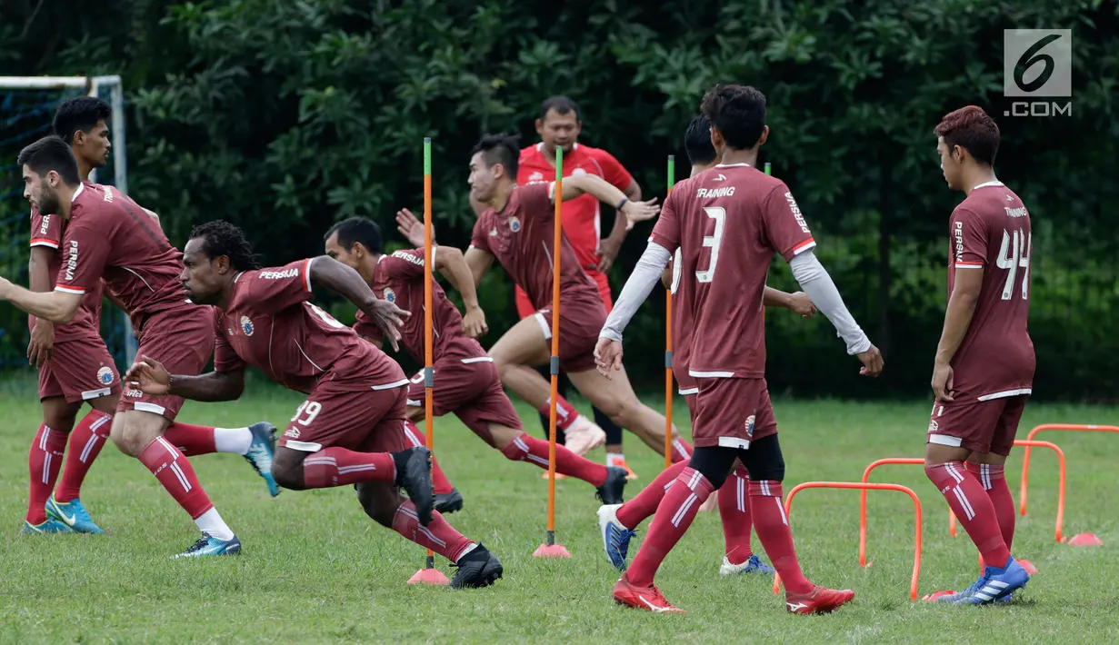 Pemain Persija Jakarta saat berlatihan teknik kecepatan di lapangan Sutasoma, Jakarta, Rabu(16/1). Lima pemain Persija tidak hadir pada latihan perdana bersama Ivan Kolev. (Bola.com/Yoppy Renato)