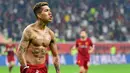 Gelandang Liverpool, Roberto Firmino, merayakan gol yang dicetaknya ke gawang Flamengo pada laga Piala Dunia Antarklub 2019 di Stadion Internasional Khalifa, Doha, Minggu (21/12). Liverpool menang 1-0 atas Flamengo. (AFP/Giuseppe Cacace)