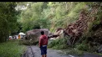 Bongkahn batu besar serta lumpur, menutup akses jalan raya Pemeungpeuk-Garut Kota di area Gunung Gelap, Kecamatan Cisompet, Garut Pagi ini. (Liputan6.com/Jayadi Supriadin)