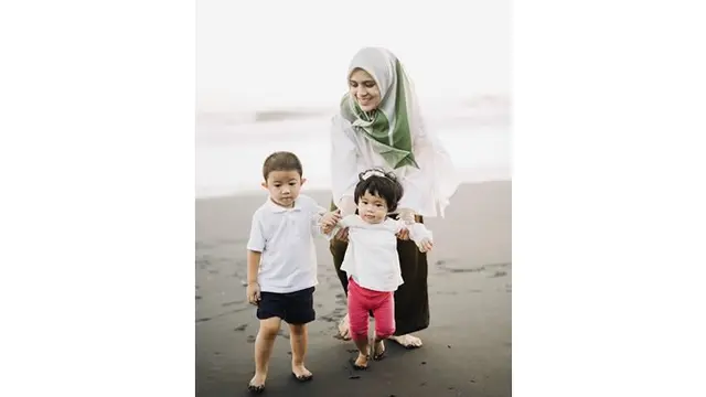 Ketika tak ada jadwal kerja, Gina menyempatkan diri untuk mengajak anak-anaknya berlibur.