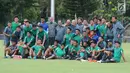 Pemain dan official Timnas Indonesia U-23 berfoto bersama usai gim internal di Lapangan A Senayan, Jakarta, Minggu (21/1). Latihan Timnas Indonesia U-23 persiapan menuju Asian Games. (Liputan6.com/Helmi Fithriansyah)