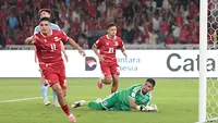 Aksi Ragnar Oratmangoen dalam duel Timnas Indonesia versus Singapura pada laga Grup A FIFA ASEAN Cup 2026 di Stadion Utama Gelora Bung Karno, Jakarta, Jumat (25/9/2026). (Bola.com/Budy Santoso)