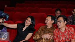 Basuki T Purnama dan Lola Amaria berselfie bersama para tunanetra sebelum menonton film Jingga, Jakarta, Jumat (4/3). Ahok untuk kali pertama berperan sebagai pembisik untuk tunanetra ketika nonton bareng film Jingga. (Liputan6.com/Herman Zakharia)