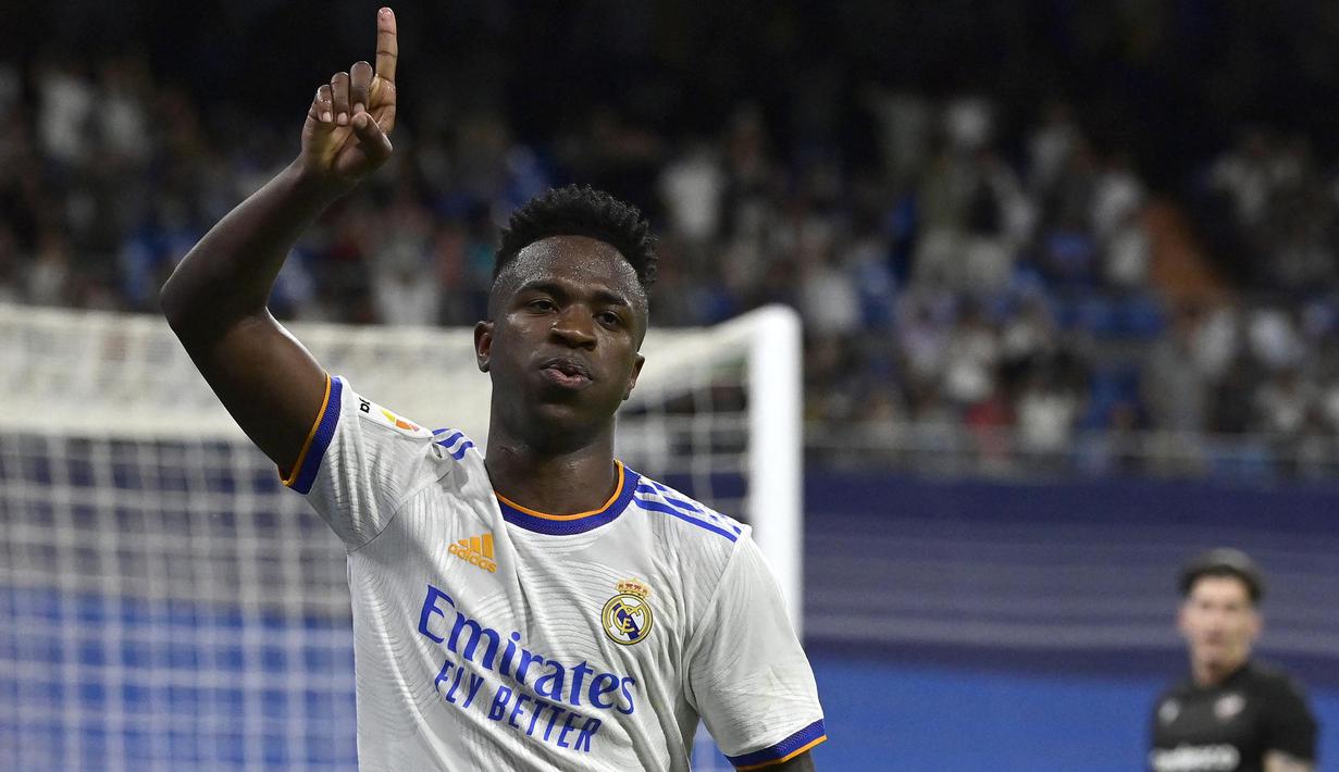 Vinicius Junior terpilih sebagai bintang kemenangan Real Madrid saat pesta 6-0 ke gawang Levante pada  jornada 36 Liga Spanyol 2021/2022 di Santiago Bernabeu, Jumat (13/05/2022) dini hari WIB. (AFP/Javier Soriano)