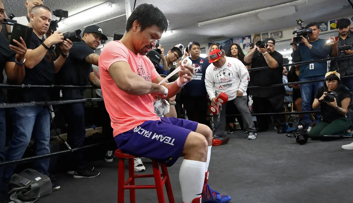 Petinju Manny Pacquiao bersiap untuk berlatih di sebuah klub tinju di Los Angeles, AS, Rabu (9/1). Juara kelas welter WBA tersebut mengaku fokus untuk mempertahankan gelarnya saat melawan Adrien Broner. (AP Photo/Damian Dovarganes)