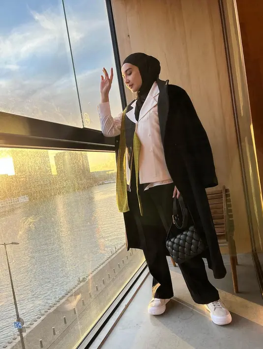Zaskia Sungkar kenakan blazer dengan teknik layering yang terlihat modis [@zaskiasungkar15]