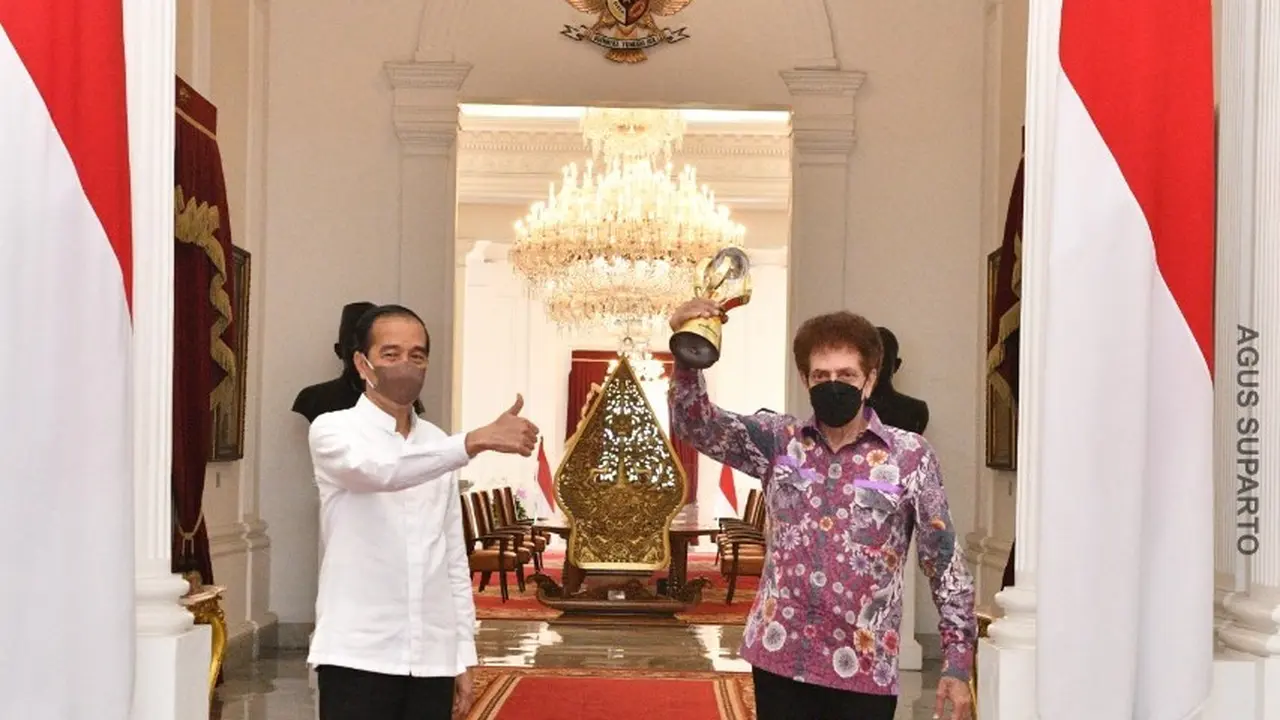 Presiden Joko Widodo atau Jokowi menerima personel grup musik Godbless di Istana Merdeka Jakarta, Minggu 29 Agustus 2021.