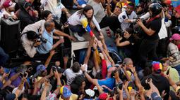 Maria Corina Machado dikenal luas sebagai simbol perjuangan demokrasi di Venezuela yang selama bertahun-tahun menghadapi represi politik dan krisis kemanusiaan. Tampak dalam foto ketika pemimpin oposisi Venezuela Maria Corina Machado menyapa para pendukungnya dalam protes menentang Presiden Nicolas Maduro di Caracas, Venezuela, Kamis, 9 Januari 2025. (AP Photo/Ariana Cubillos)